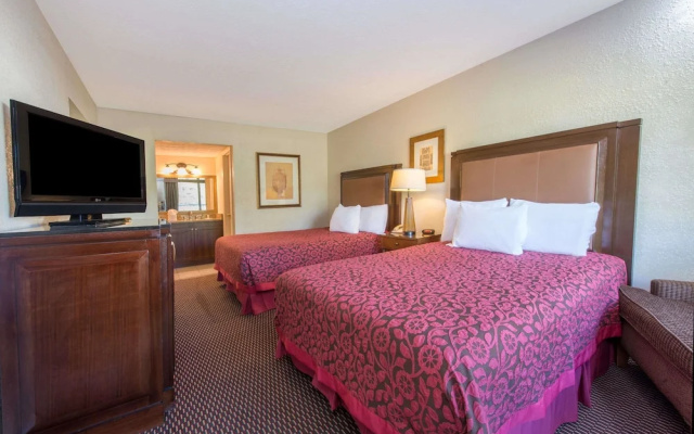 Days Inn & Suites By Wyndham Dayton North