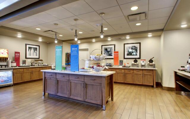 Hampton Inn & Suites Milwaukee West