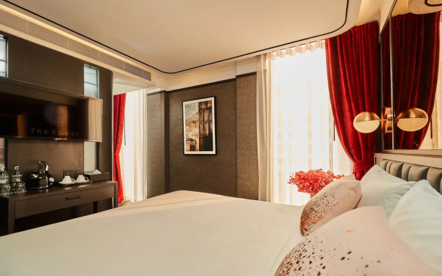 The Gravitique Hotel Khaosan
