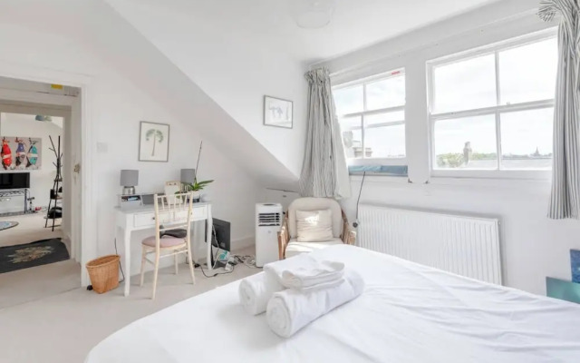 Top Floor 1BD Flat With Balcony - Ladbroke Grove
