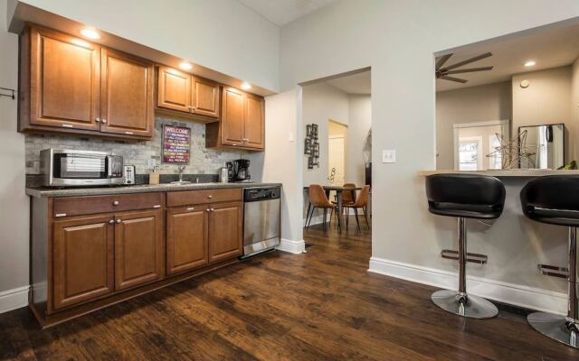 Gorgeous 3BR 2BA on Frankfort | by Cozysuites