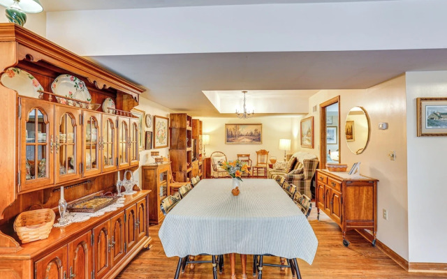 Charming Apartment w/ Yard & Beautiful Gardens!