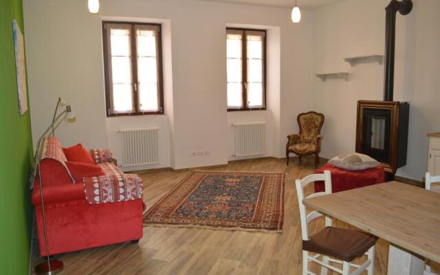 Parravicini Red Flower apartment