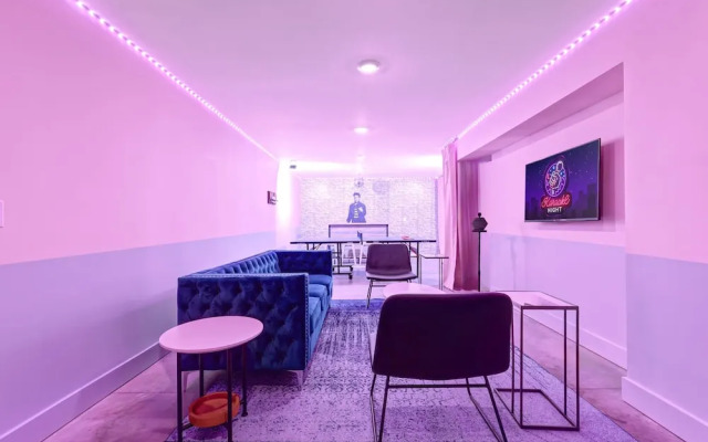 Elvis-themed 13 Beds Rooftop City Views