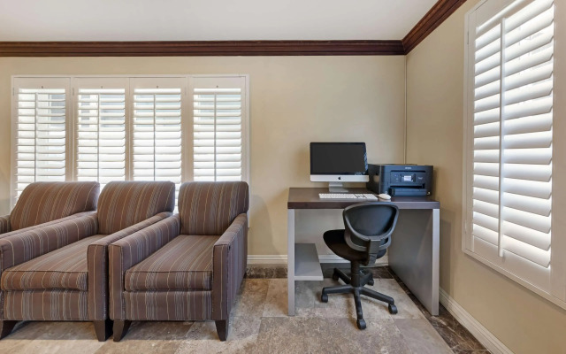 Best Western Harbour Inn & Suites Huntington - Sunset Beach