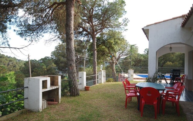 Peaceful Villa in Canyelles with Swimming Pool