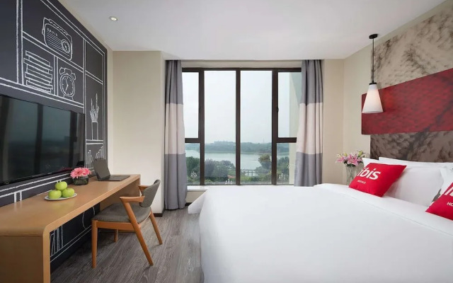 Ibis E'Meishan Railway Station Hotel