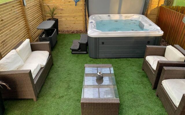 Lovely Semi-rural Caravan & Hot Tub - Sleeps Fam 6