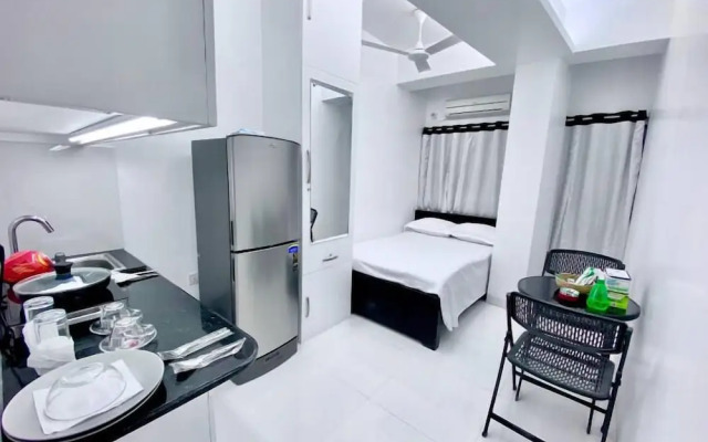 250 sqft 2 Studio Apt Pool and Sauna