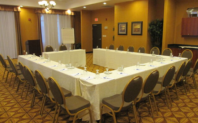 Holiday Inn Express Hotel & Suites CLARINGTON - BOWMANVILLE by IHG