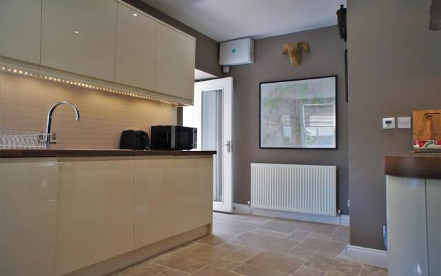 Fantastic 2 Bedroom, Spacious and Great Location!