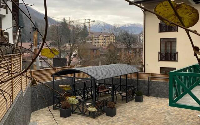 Apartamenty na ulice Zashchitnikov Kavkaza 114