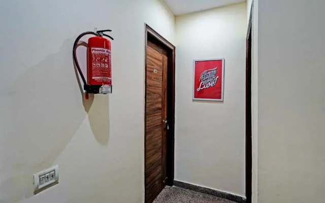 OYO 85695 Royal Hotel