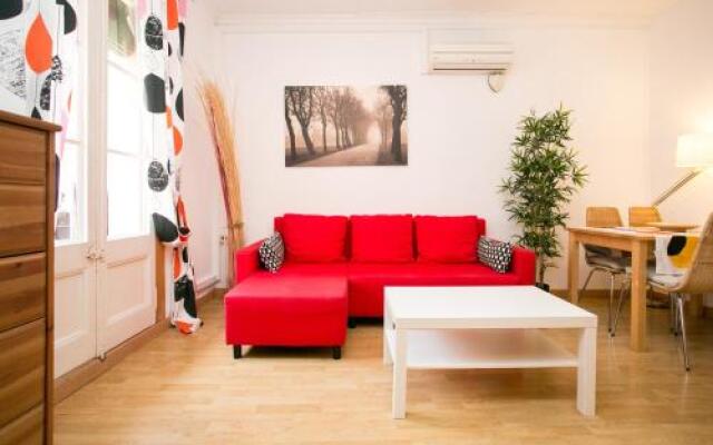 Ro Lively and bright apartment next to Blai st