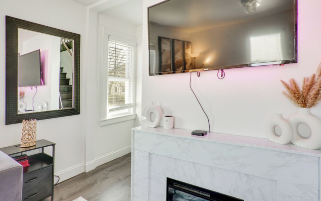 Easy Access to Nyc! Sleek Suburban Apartment