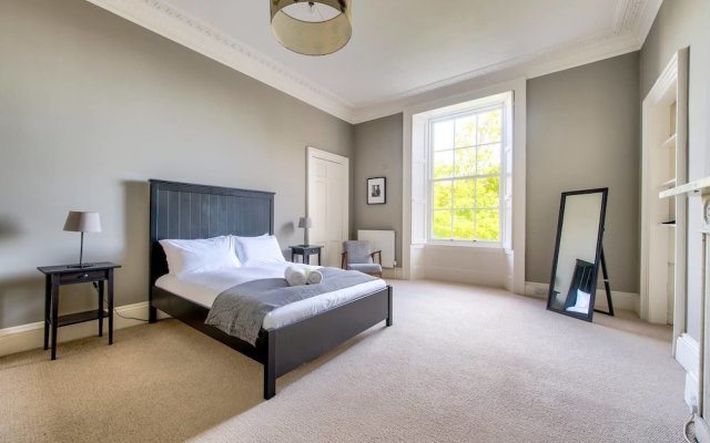 Bright and Spacious 4-bedroom Apart in Stockbridge