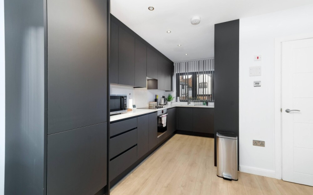 Modern 4 Bedroom House with Parking