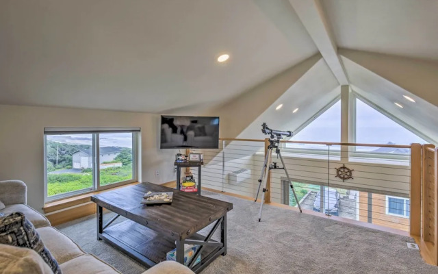 Chic Beachfront Abode w/ Balcony & Beach Access!