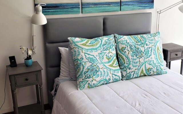 Brand NEW Studio 1 Block to Beach/lagoon