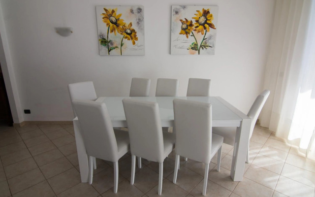 Silky House with Private Parking