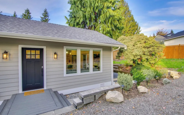 Modern Kirkland Home w/ Private Yard & Fire Pit!
