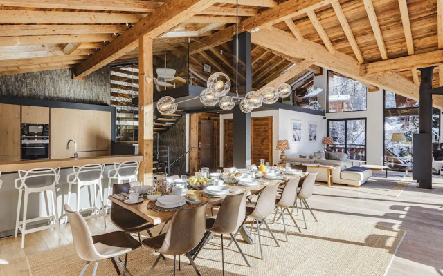 Chalet Black Squirrel Luxury Retreat With hot tub Sauna