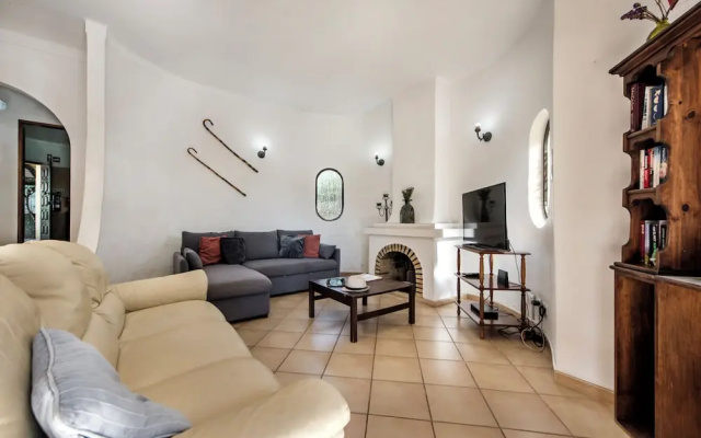 Exclusive Retreat in Vilamoura, Private Pool, Off-street Parking, Free AC & Wifi