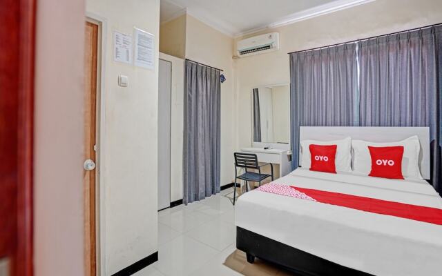OYO Flagship  90789 Genteng Residence