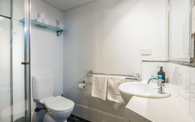 Roomy & Light-filled Apartment, Central Location