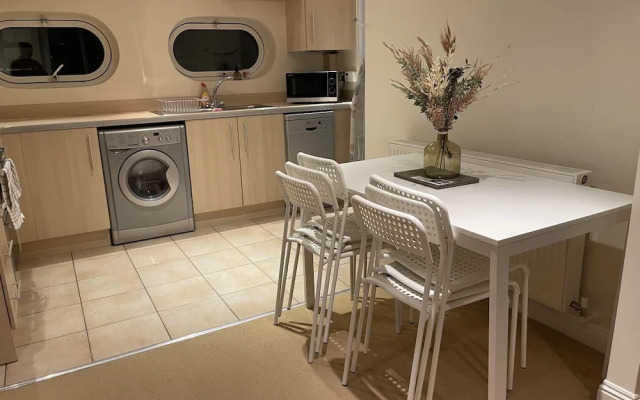 Free Parking Near City Centre & Stadium Sleeps 6-8