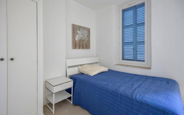 Chic And Modern Apt 5 Min From the Beach