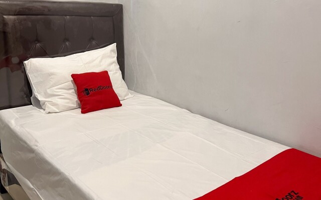 RedDoorz near Waterpark Citra Garden Medan