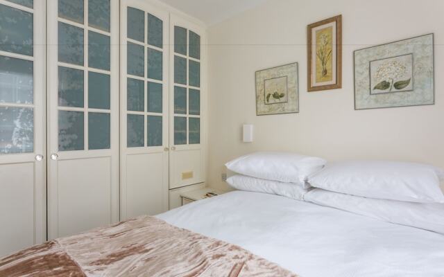 Traditional 2BR Flat in Marylebone