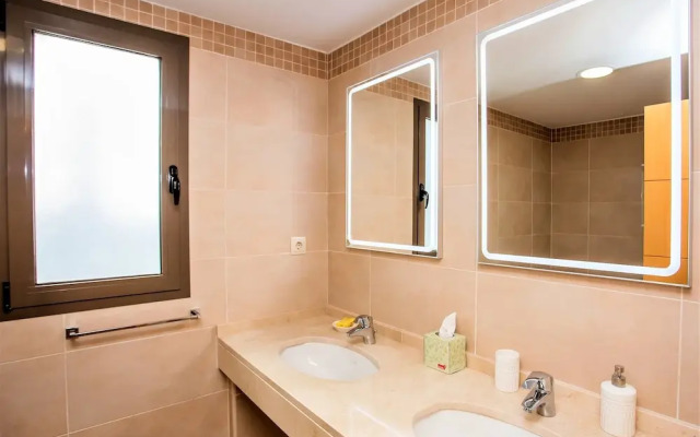 Spectacular Golf, Sea and Mountain Views BT65