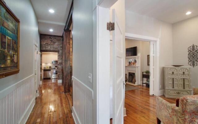 416A Waldburg st · Newly Renovated 1920's Historic District Apt