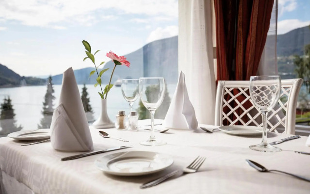 Olden Fjordhotel