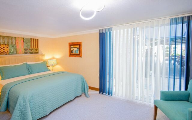 Dolphin Boutique Hotel & Restaurant