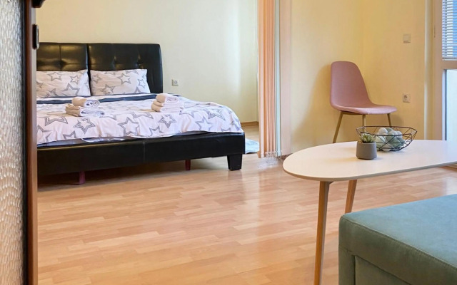 Sunny Central Apartment with TV & Wi-Fi