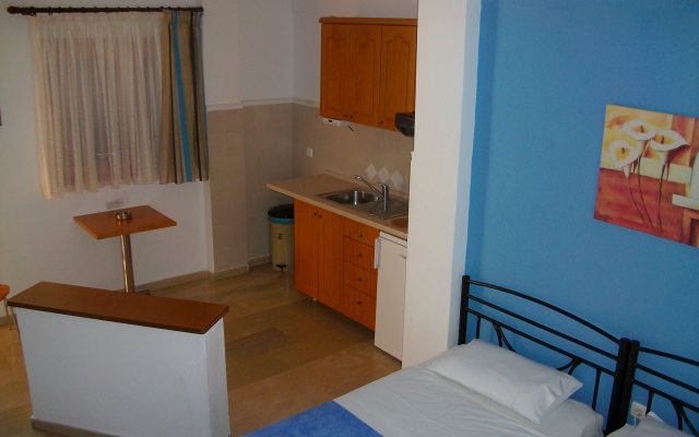Pella House Studios & Apartments