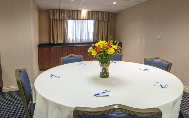 Holiday Inn Express Hotel & Suites Buffalo-Airport, an IHG Hotel