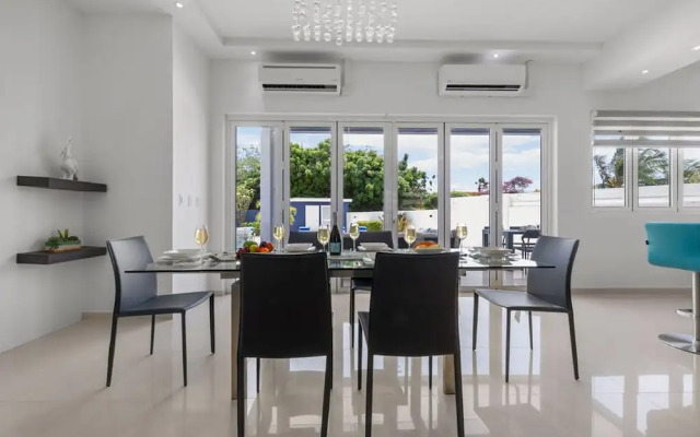 Modern Spacious 4br3ba w Pool Close to Beach