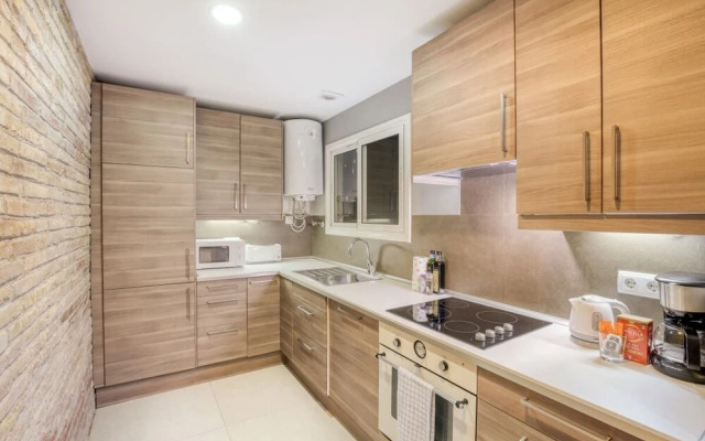 Lovely & Spacious 4 Bed, Sleeps 8 in BCN Center