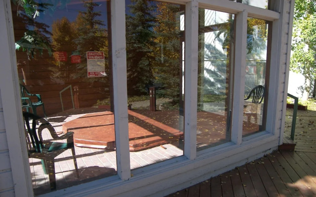 Saltlick 2 bed 2 bath 2 Br condo by RedAwning