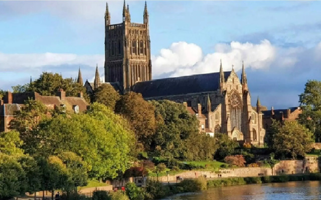 Stunning 4 Bed Semi-detached Home With Ample Space