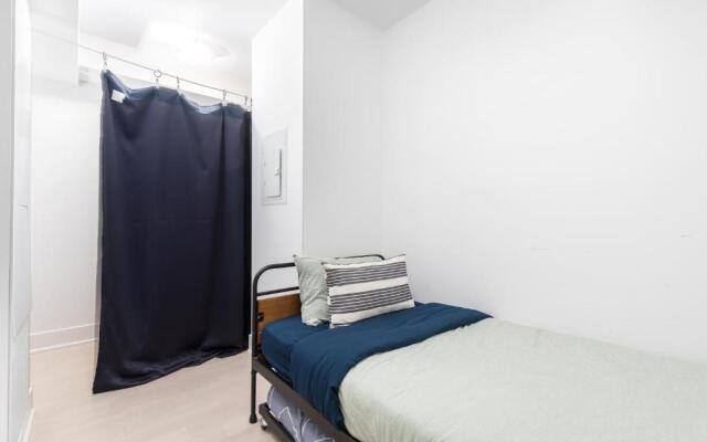 Upscale & Modern 1bd + Den in heart of Downtown!