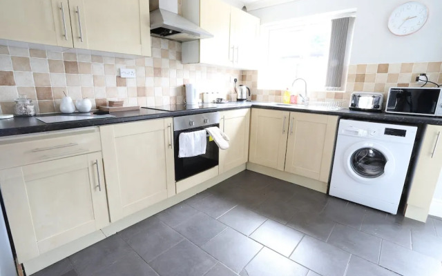 EasyTravel NEC Airport 3 Beds House