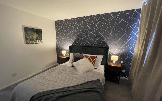 Convenient 3 bd House Salford 7 Guests