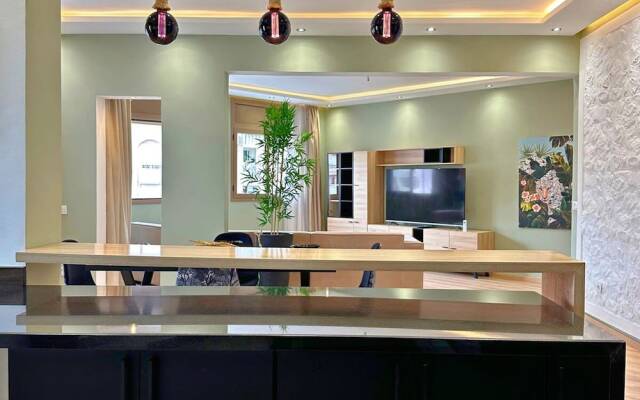 The Tropical Luxury 2BR City Centre Retreat