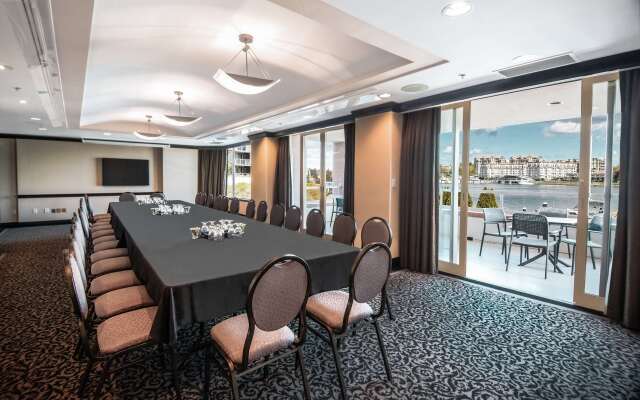 Coast Victoria Hotel & Marina by APA