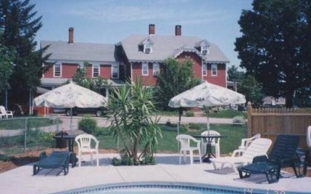 Old Red Inn & Cottages